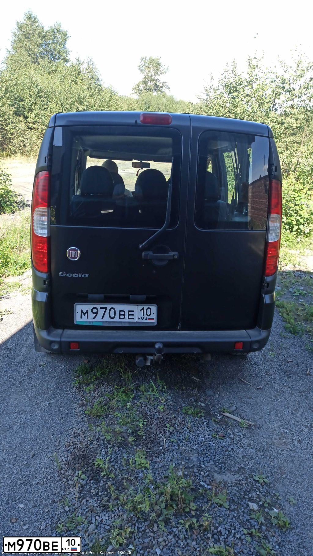 Фото автомобиля FIAT DOBLO, 2010 — госномер М970ВЕ10. Цвет: ЧЕРНЫЙ