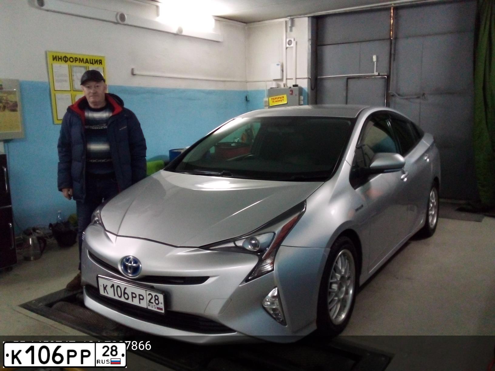 Фото автомобиля TOYOTA PRIUS, 2016 — госномер М822ЕР28