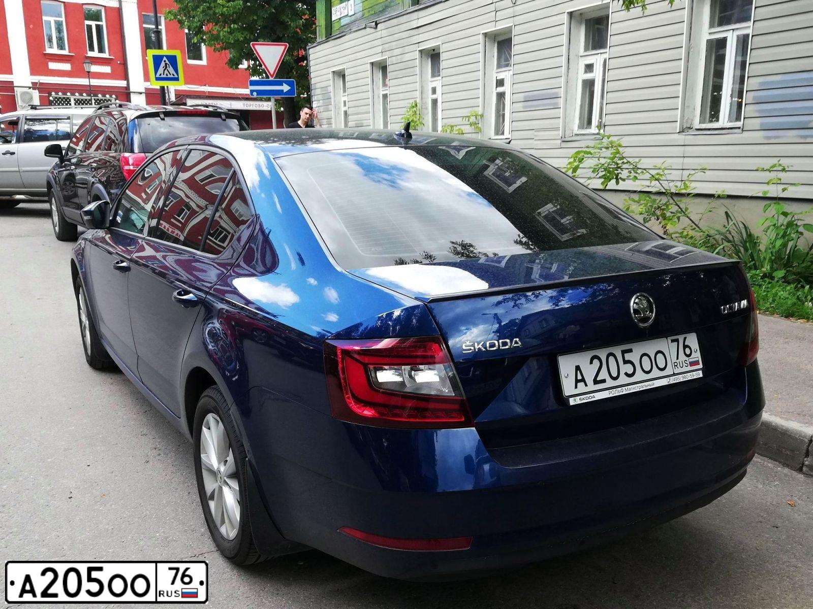 Фото автомобиля SKODA OCTAVIA, 2017 — госномер А205ОО76. Цвет: ТЕМНО-СИНИЙ