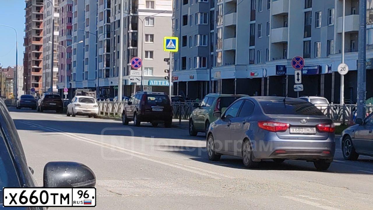 Фото автомобиля KIA RIO, 2013 — госномер Х680ТМ96. Цвет: ГОЛУБОЙ