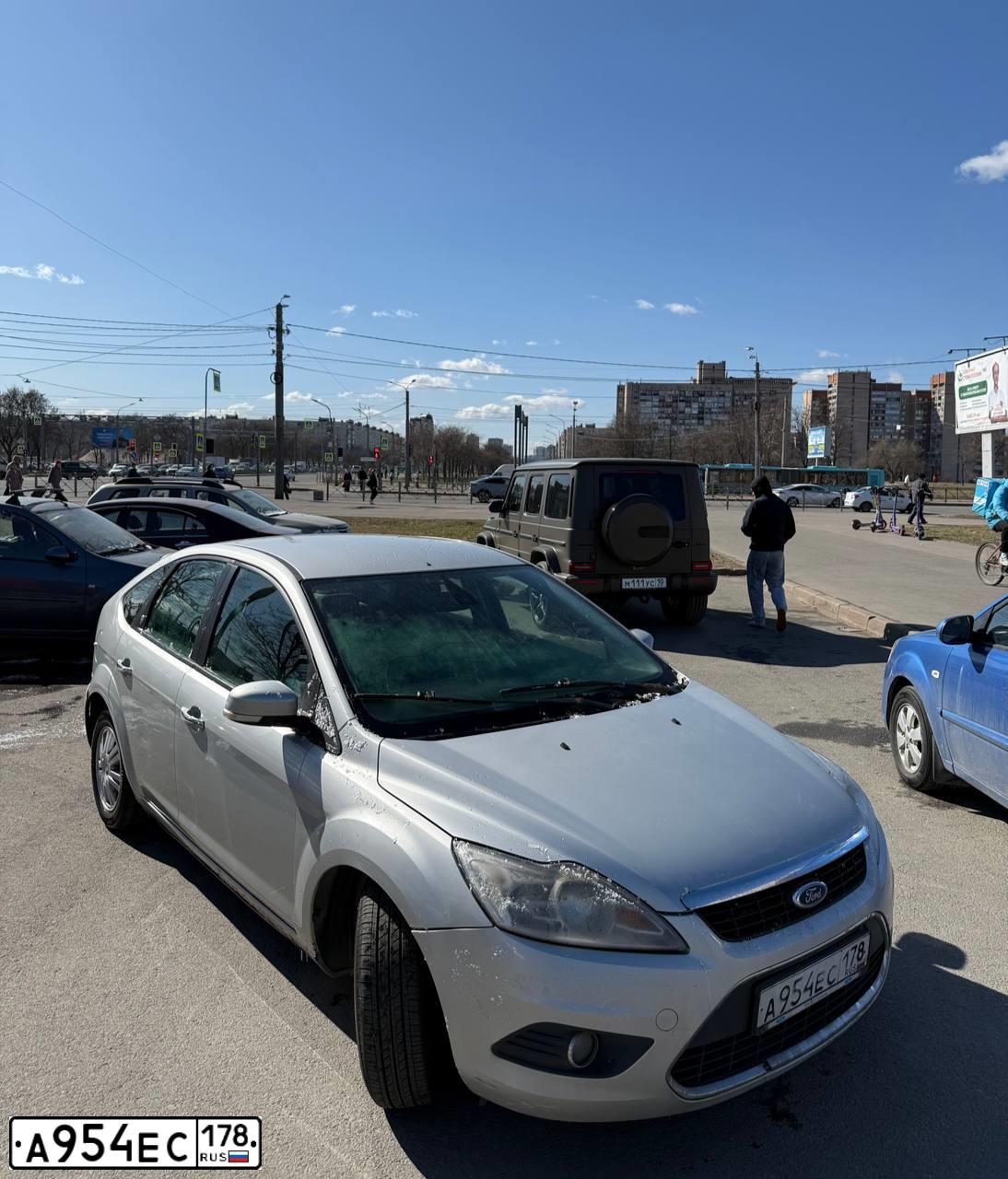 Фото автомобиля FORD FOCUS, 2008 — госномер А954ЕС178. Цвет: Серебристый