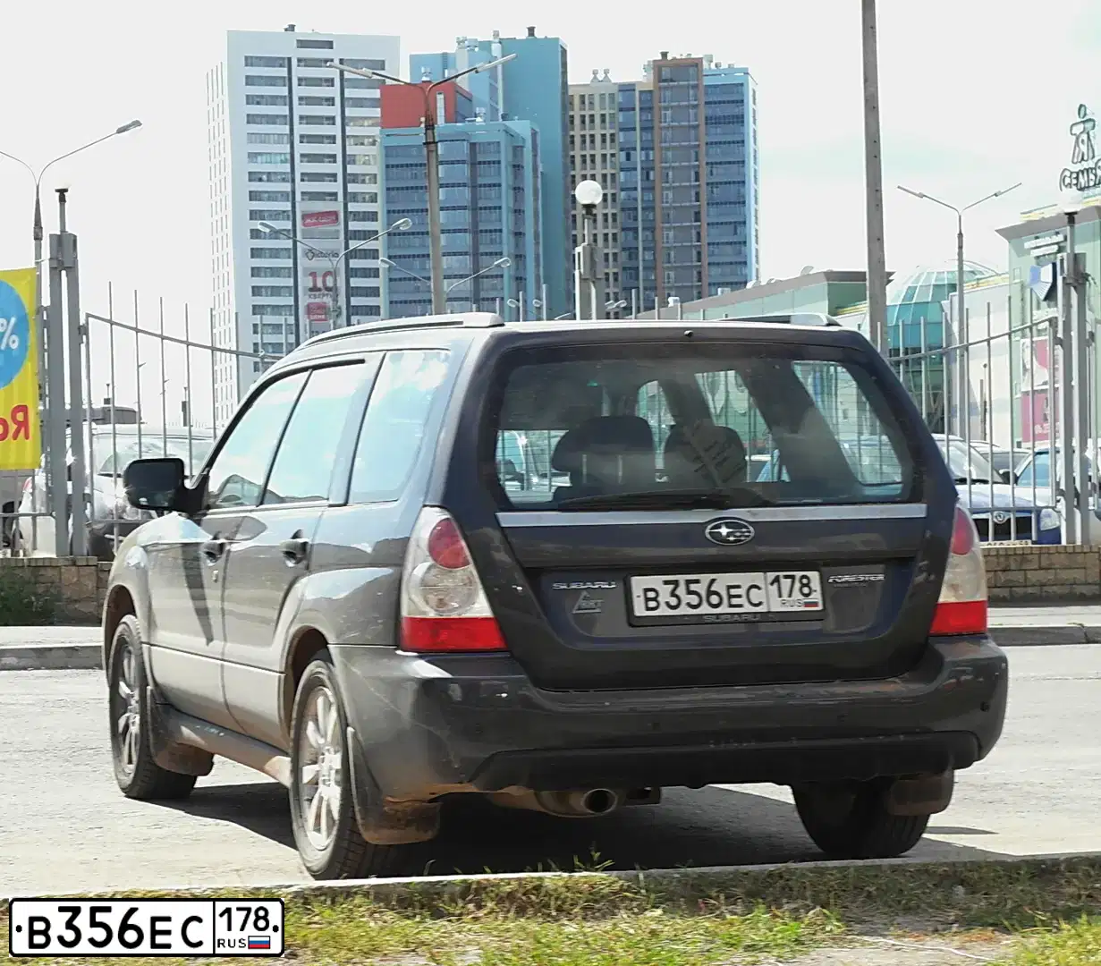 Фото автомобиля SUBARU FORESTER, 2007 — госномер Е009ОА98. Цвет: СЕРЫЙ