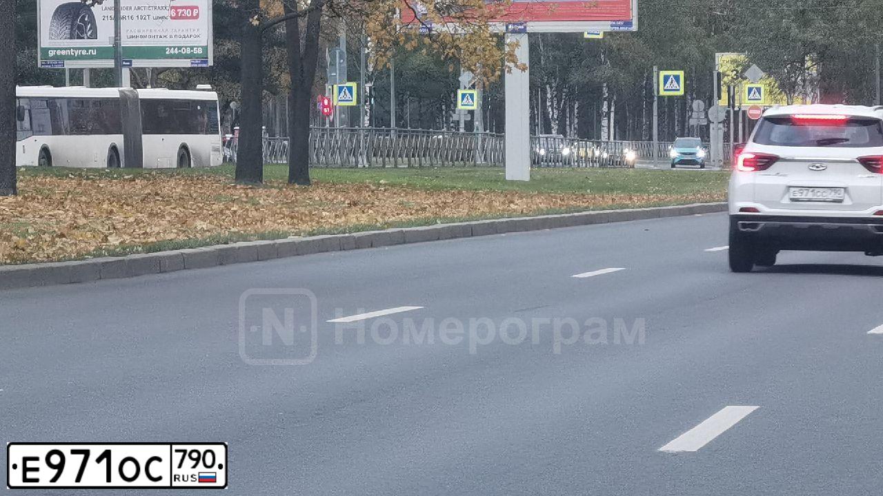 Фото автомобиля BMW SERIE 3, 2005 — госномер Е971ОС790. Цвет: СЕРЫЙ