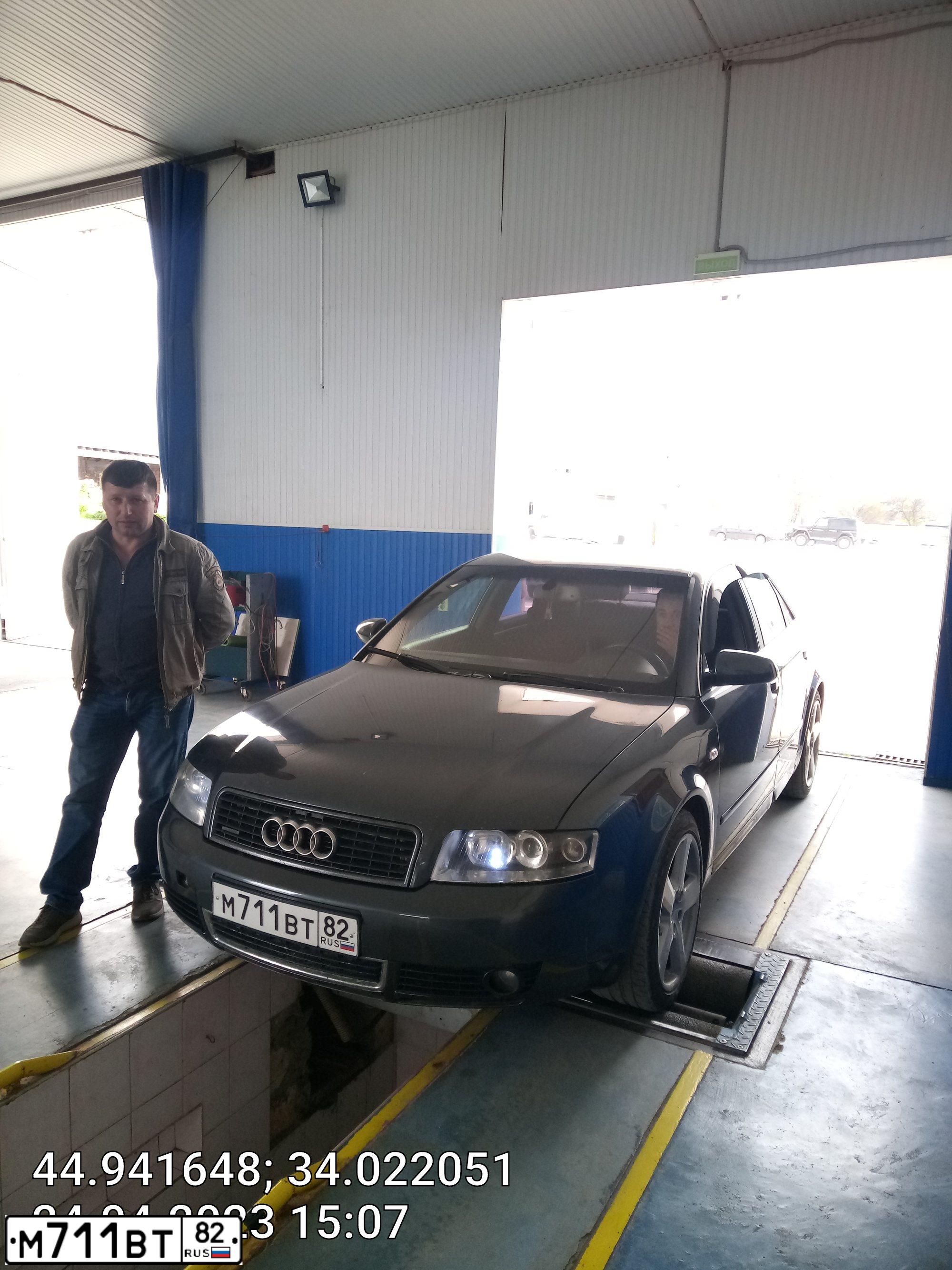 Фото автомобиля AUDI A4, 2003 — госномер Р553АР82. Цвет: Св серый