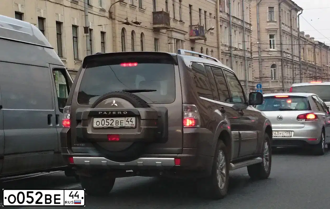 Фото автомобиля MITSUBISHI PAJERO, 2014 — госномер О052ВЕ44. Цвет: КОРИЧНЕВЫЙ