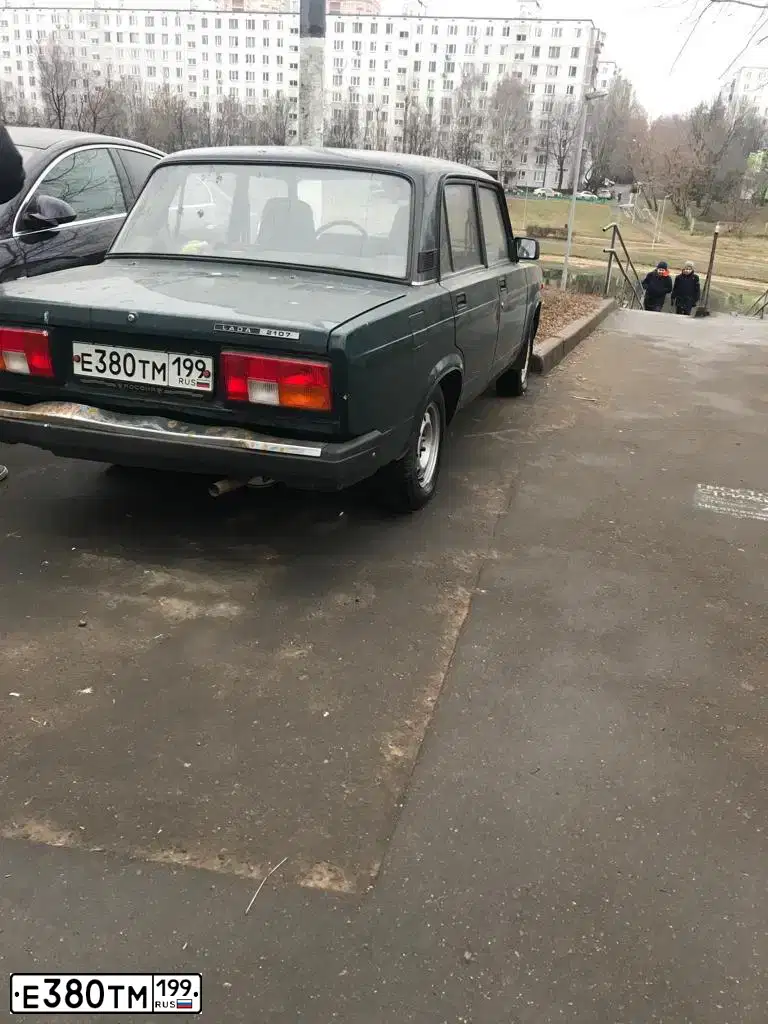 Фото автомобиля LADA 2107, 2009 — госномер Е380ТМ199. Цвет: ТЕМНО-ЗЕЛЕНЫЙ