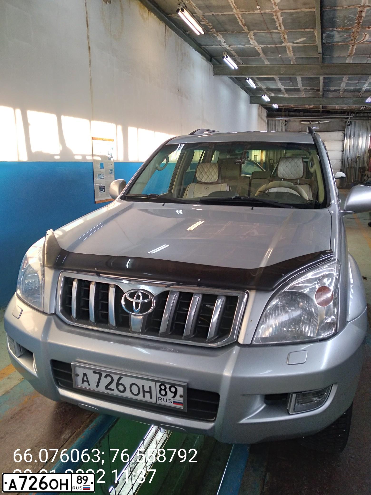 Фото автомобиля TOYOTA LANDCRUISER, 2006 — госномер Н533РС177. Цвет: Серебристый