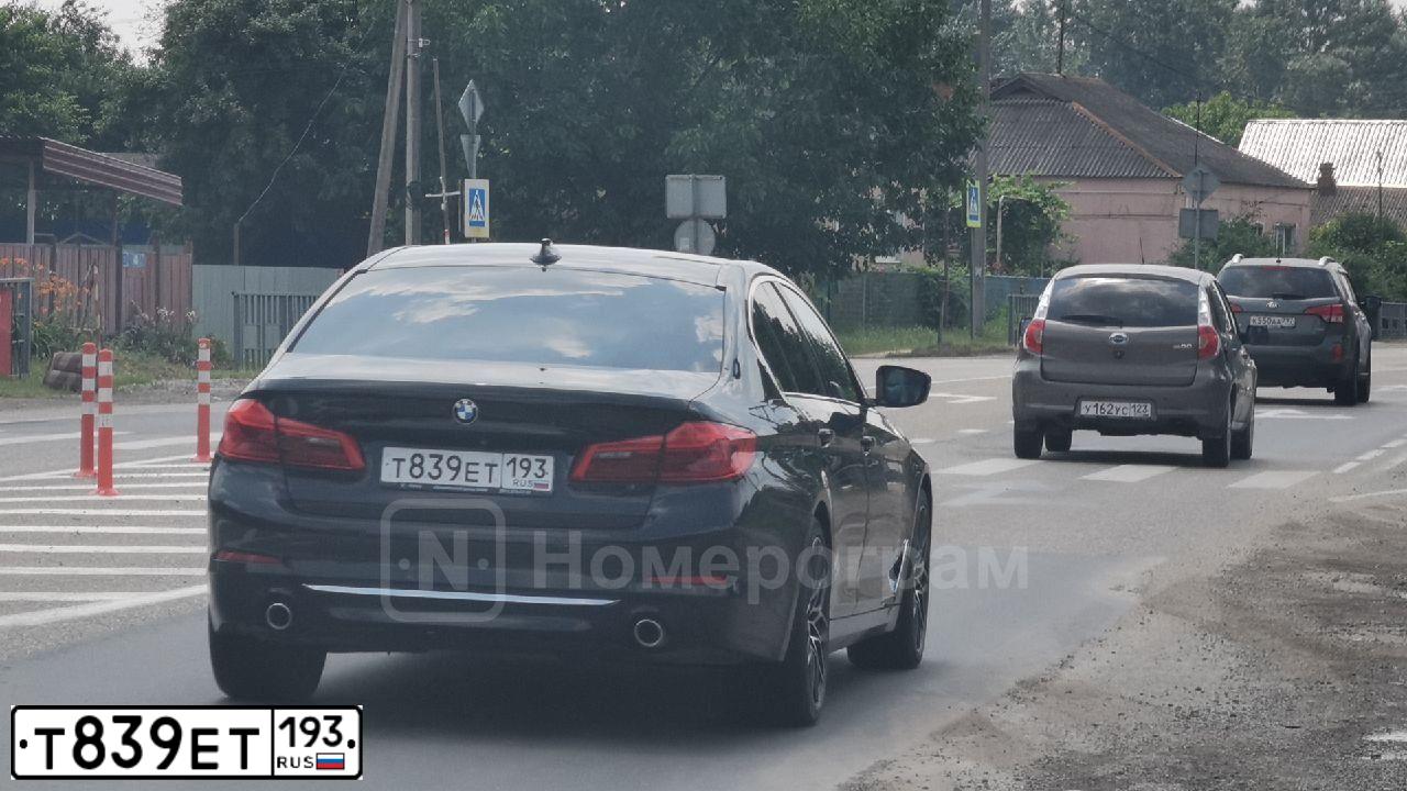 Фото автомобиля BMW 530D, 2019 — госномер Т018МС193. Цвет: БОРДОВЫЙ