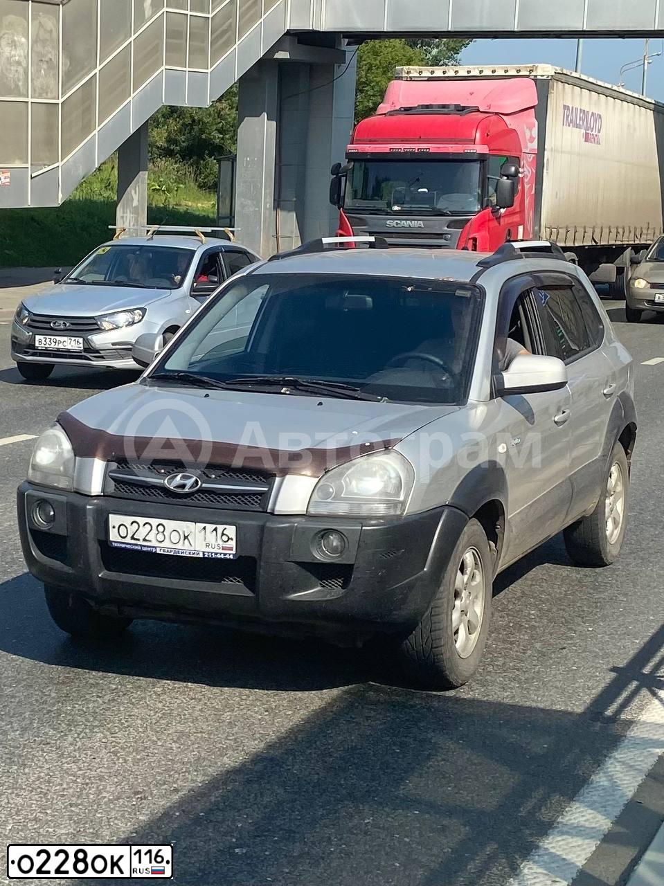 Фото автомобиля HYUNDAI TUCSON, 2006 — госномер Р476АМ716. Цвет: Серебристый