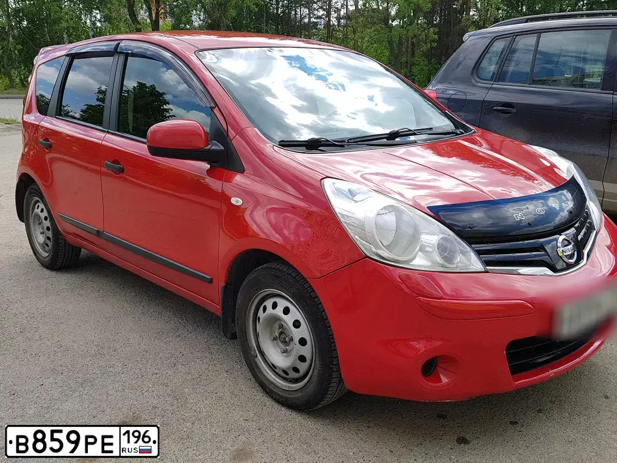 Фото автомобиля NISSAN NOTE, 2011 — госномер В859РЕ196. Цвет: Красный
