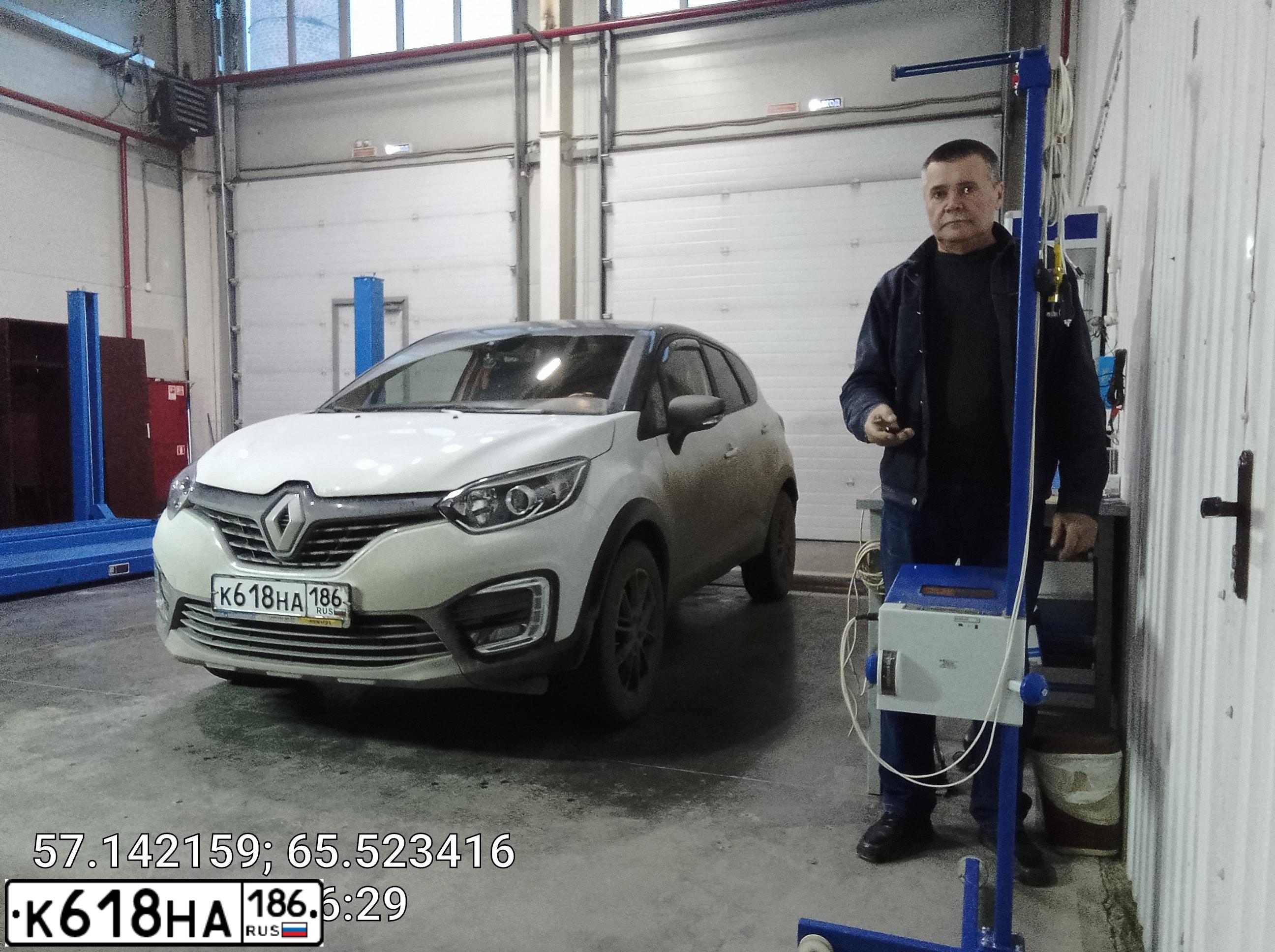Фото автомобиля RENAULT KAPTUR, 2016 — госномер С984КА89. Цвет: Белый