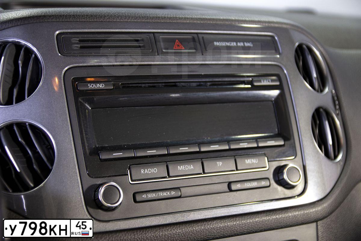 Фото автомобиля VOLKSWAGEN TIGUAN, 2012 — госномер О406ОМ196. Цвет: ЧЕРНЫЙ