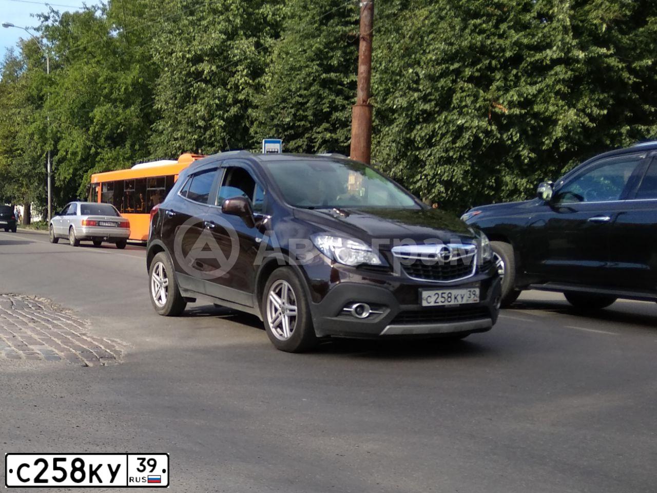 Фото автомобиля OPEL MOKKA, 2013 — госномер С258КУ39. Цвет: Коричневый