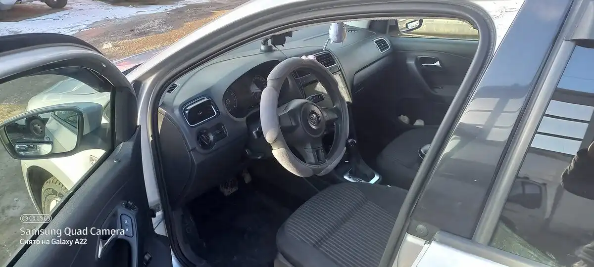 Фото автомобиля VOLKSWAGEN POLO, 2011 — госномер В515ТХ790. Цвет: Серебристый