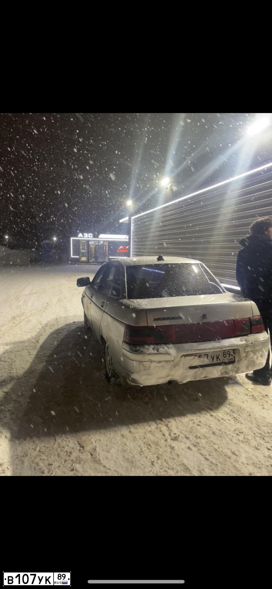 Фото автомобиля LADA 2110 LADA, 2004 — госномер В107УК89. Цвет: СВЕТЛО-СЕРЕБРИСТЫЙ МЕТАЛЛ