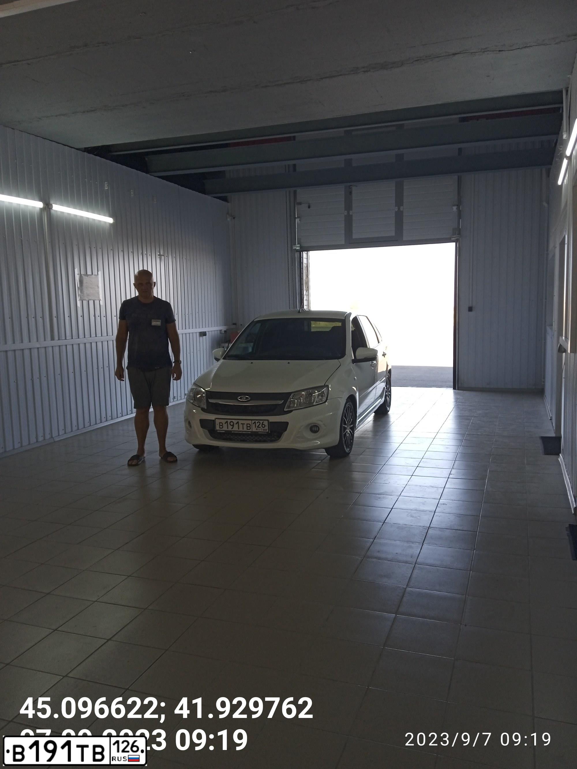 Фото автомобиля LADA 2190 GRANTA, 2017 — госномер В191ТВ126. Цвет: БЕЛЫЙ