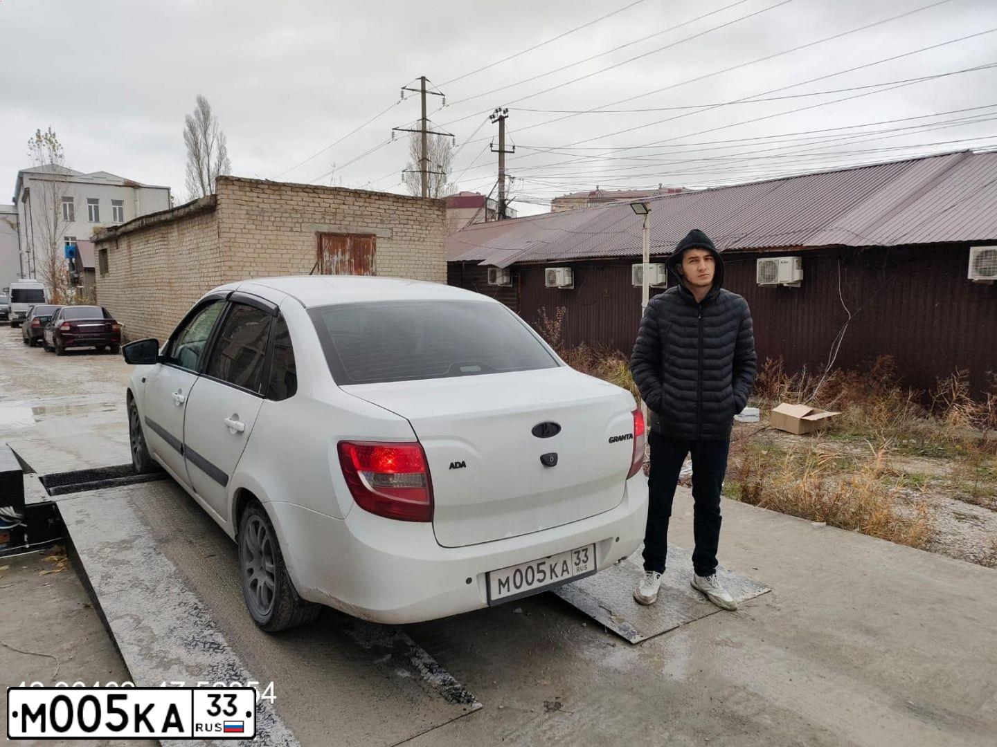 Фото автомобиля LADA 2190 GRANTA, 2015 — госномер М005КА33. Цвет: БЕЛЫЙ