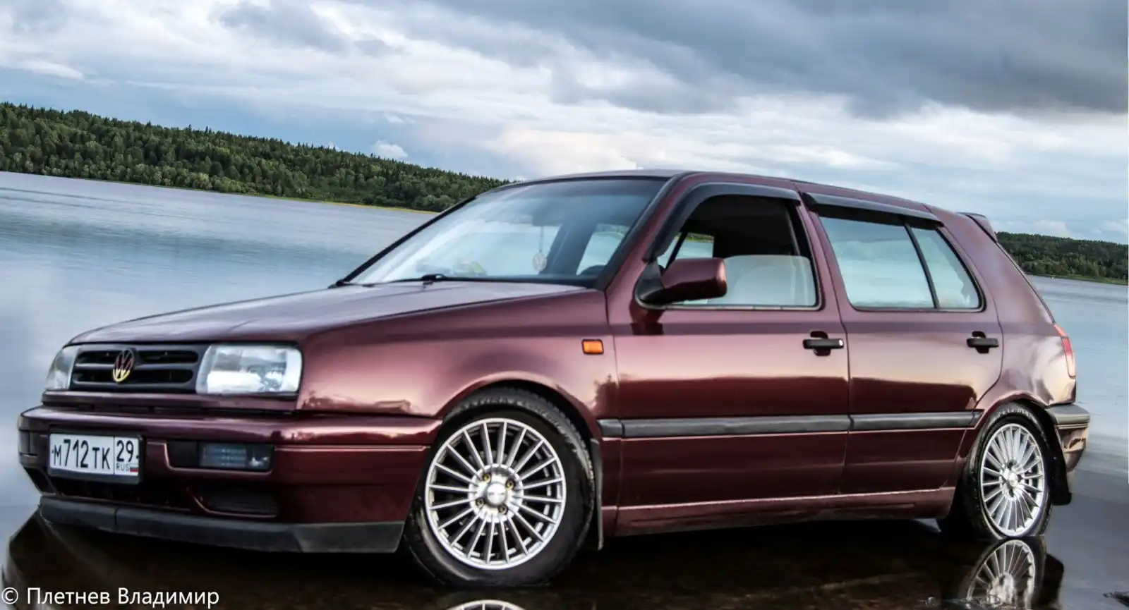 Фото автомобиля VOLKSWAGEN GOLF, 1993 — госномер М696КУ29. Цвет: Красный