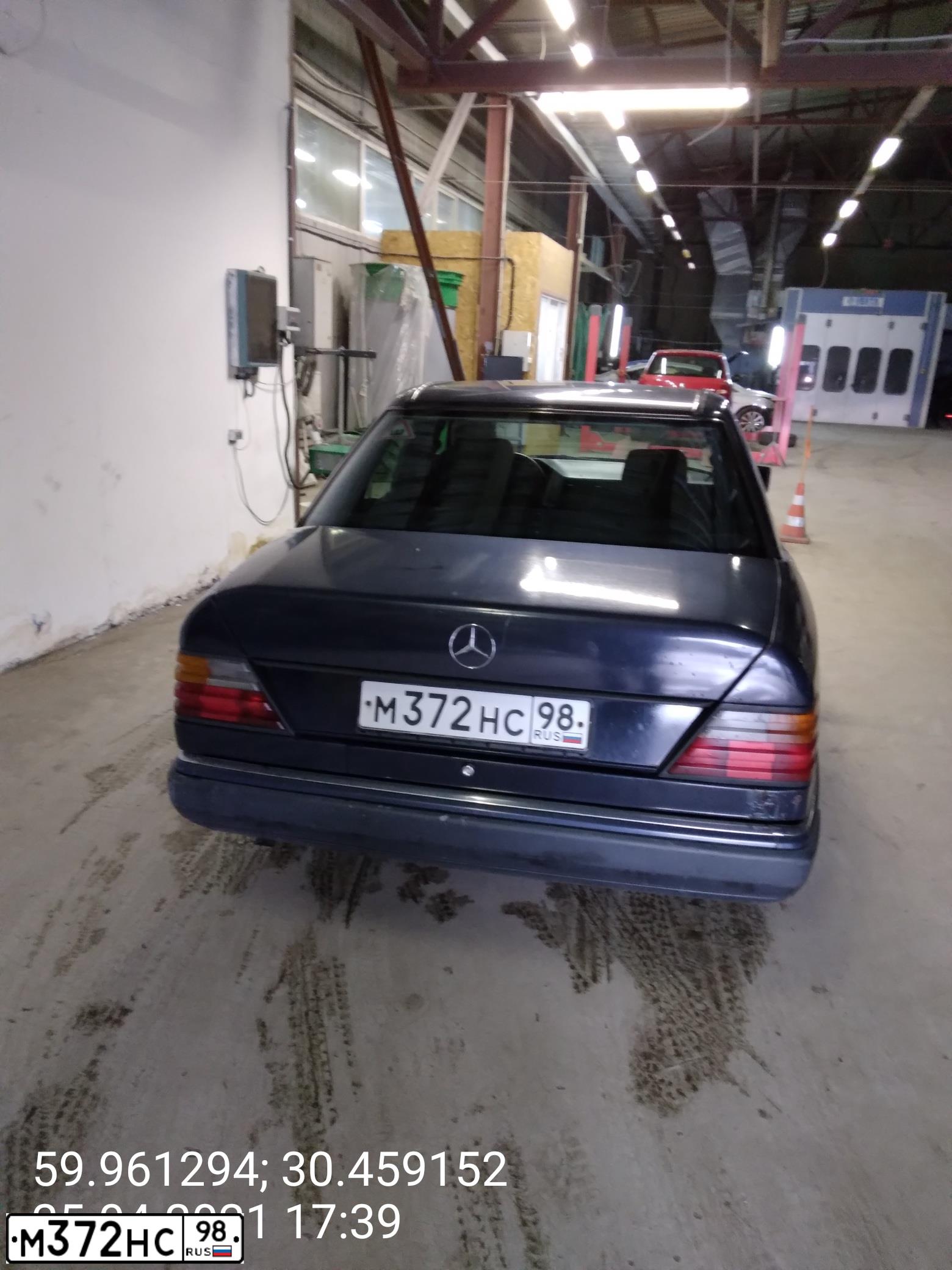 Фото автомобиля MERCEDES E-KLASSE, 1992 — госномер М372НС98. Цвет: СИНИЙ
