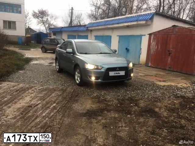 Фото автомобиля MITSUBISHI LANCER, 2008 — госномер М980КР82. Цвет: СВЕТЛО-СЕРО-ЗЕЛЕНЫЙ