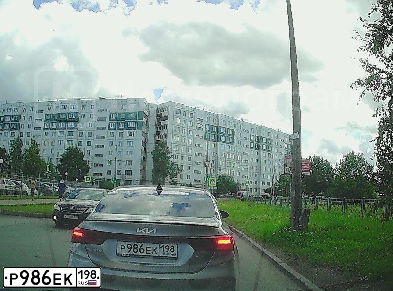 Фото автомобиля KIA CERATO, 2021 — госномер Т597СМ60. Цвет: СЕРЫЙ