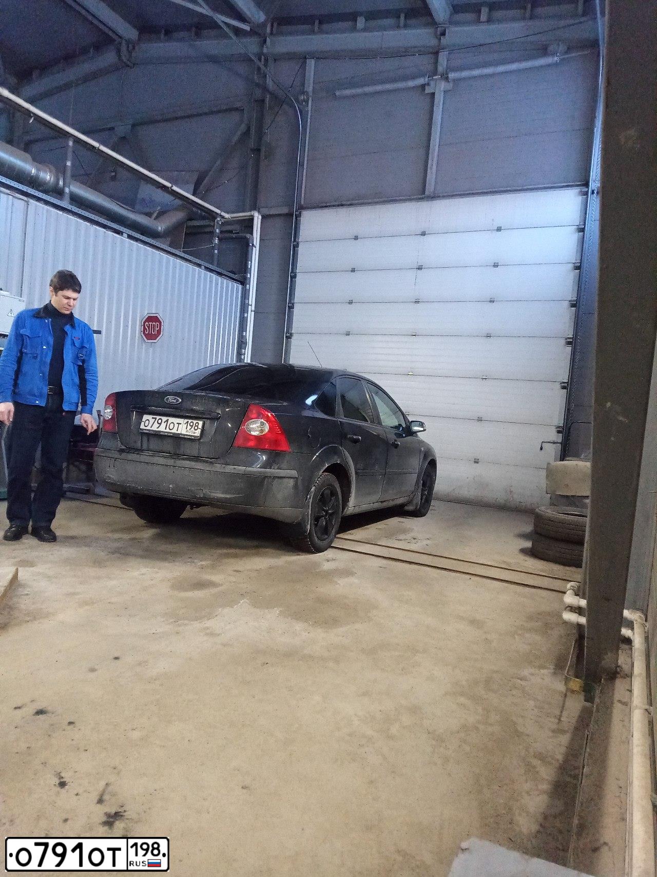 Фото автомобиля FORD FOCUS, 2007 — госномер А323ХЕ125. Цвет: ЧЕРНЫЙ
