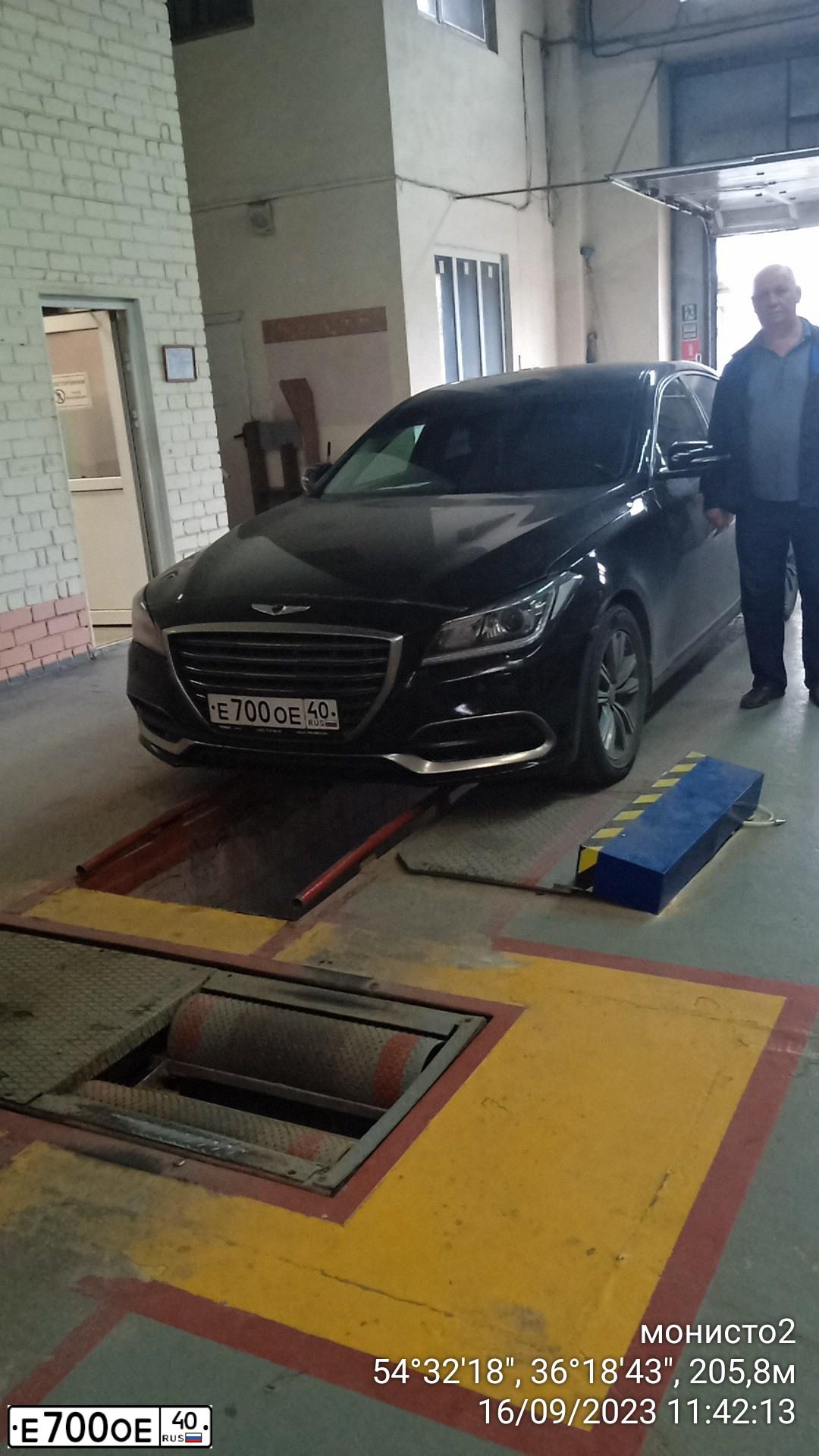 Фото автомобиля HYUNDAI GENESIS, 2017 — госномер Е700ОЕ40. Цвет: ЧЕРНЫЙ