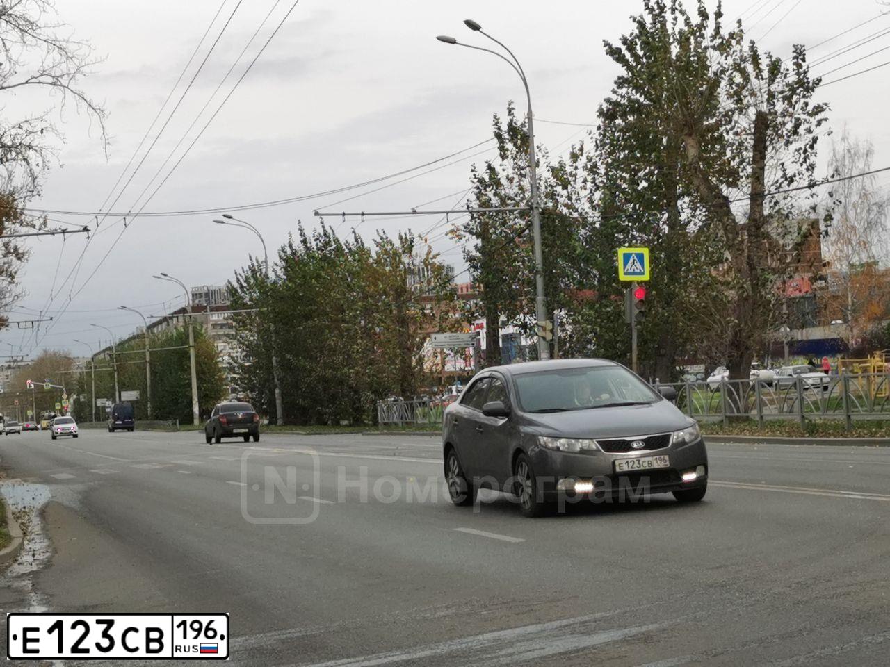 Фото автомобиля KIA CERATO, 2013 — госномер У190ЕЕ196. Цвет: Серый