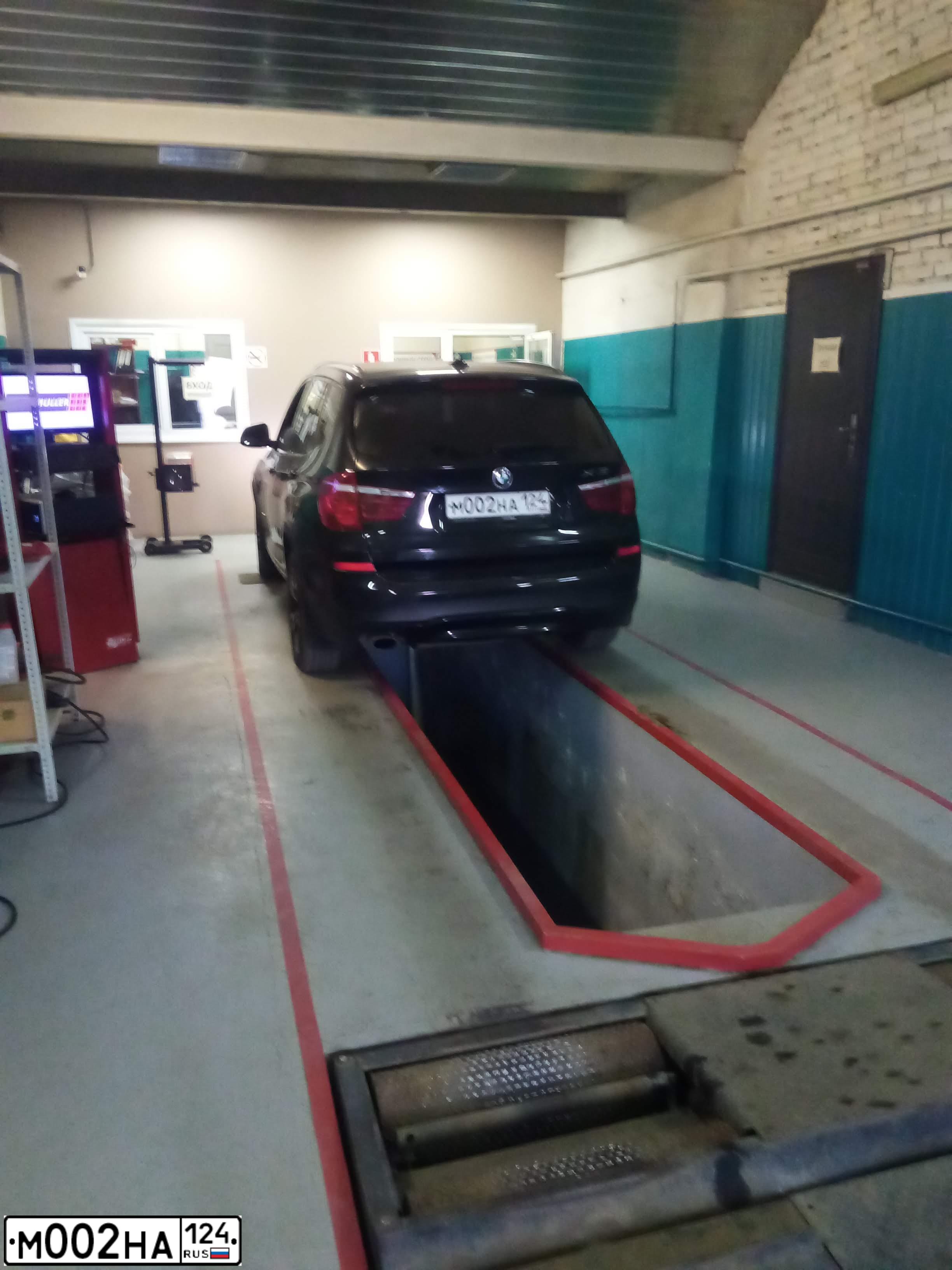 Фото автомобиля BMW X3, 2014 — госномер М002НА124. Цвет: ЧЕРНЫЙ