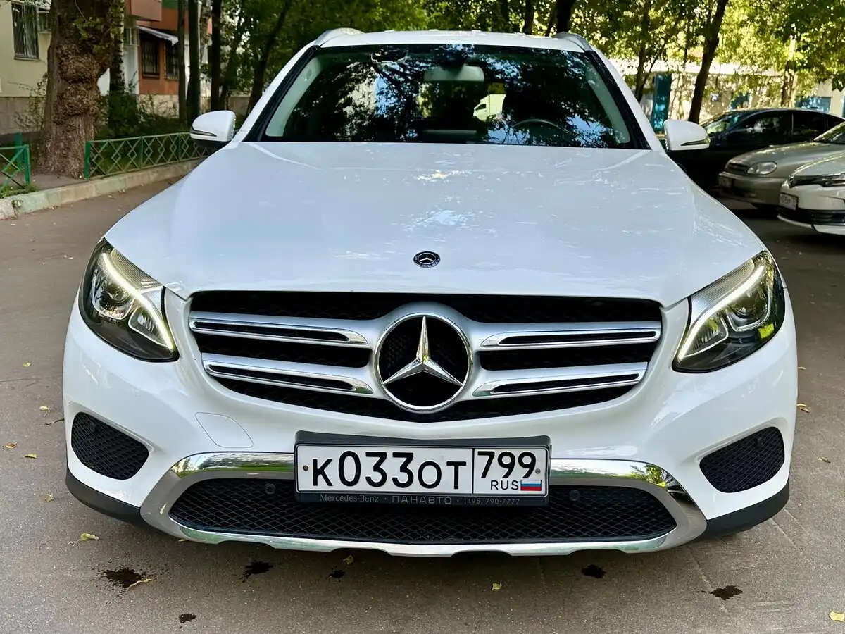 Фото автомобиля MERCEDES GLC-KLASSE, 2019 — госномер К033ОТ799. Цвет: БЕЛЫЙ