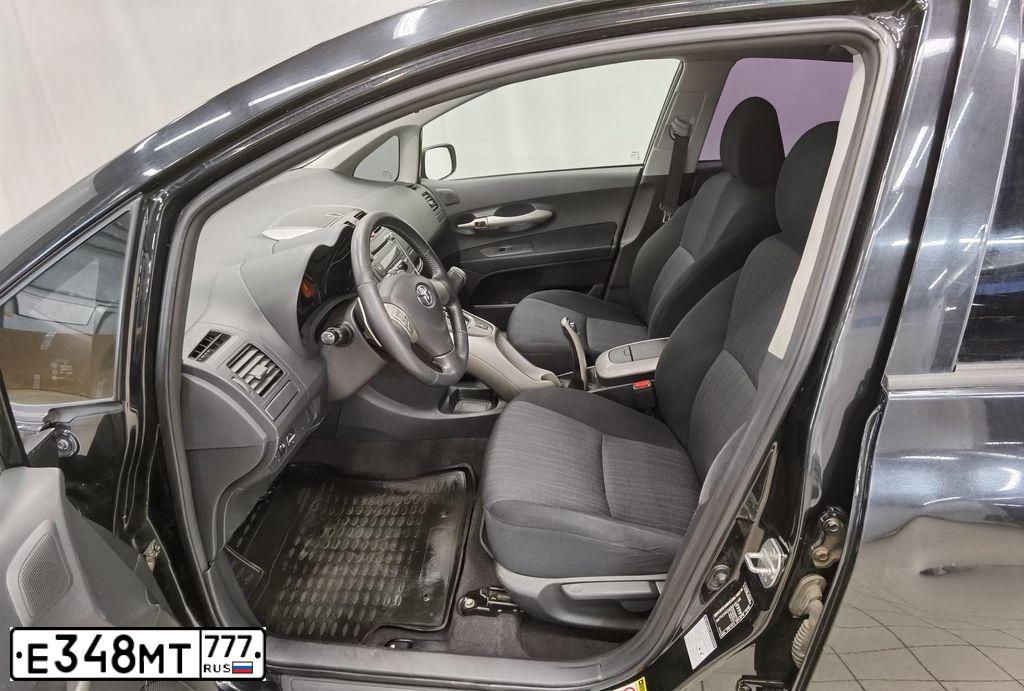 Фото автомобиля TOYOTA AURIS, 2009 — госномер Р161ВТ196. Цвет: ЧЕРНЫЙ