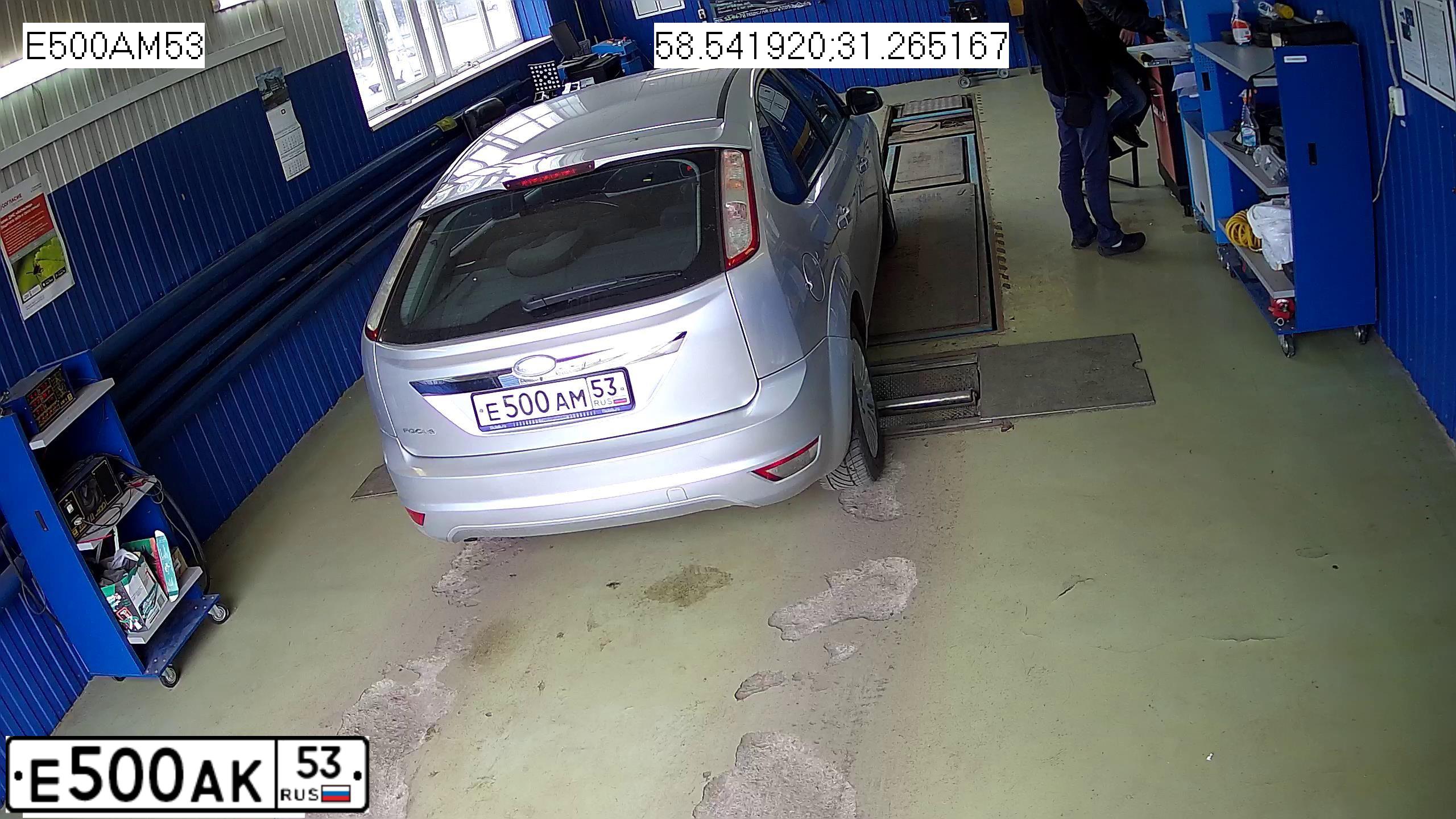 Фото автомобиля KIA RIO, 2013 — госномер Е500АК53. Цвет: Красный