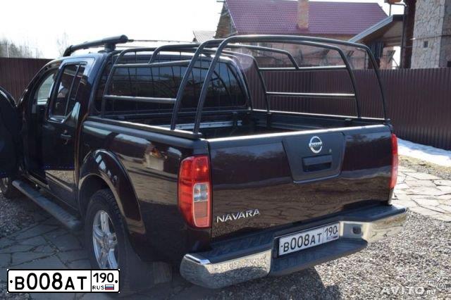 Фото автомобиля NISSAN NAVARA, 2010 — госномер В008АТ190. Цвет: СЕРЫЙ