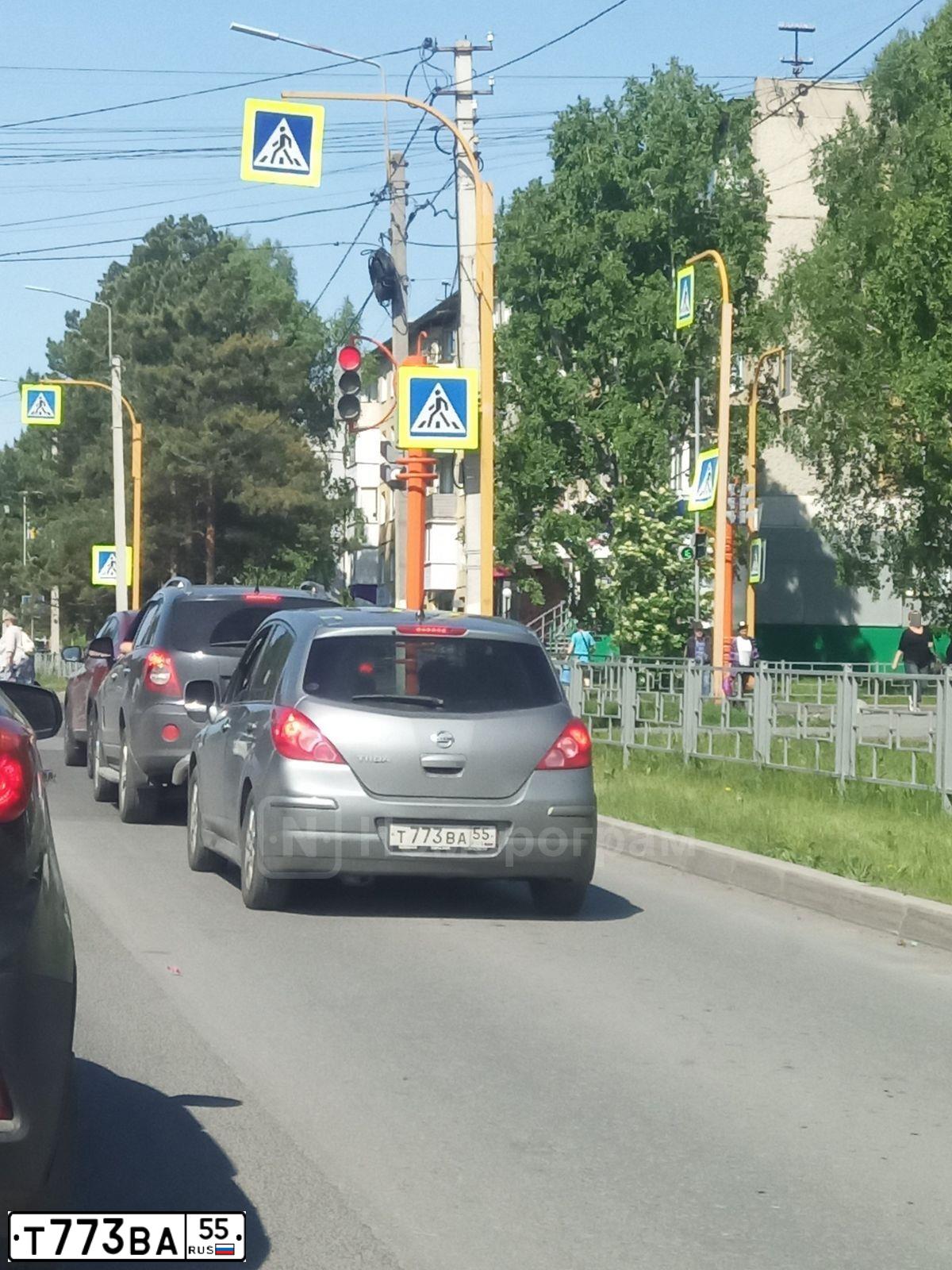 Фото автомобиля NISSAN TIIDA, 2013 — госномер Т773ВА55. Цвет: Серый