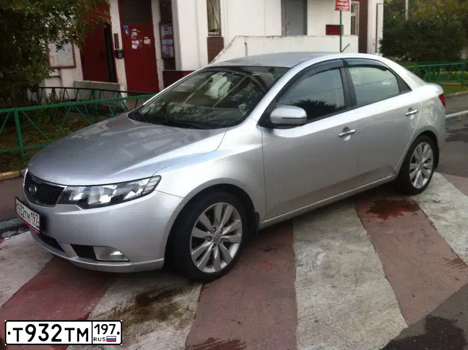 Фото автомобиля KIA CERATO, 2012 — госномер С054ЕК790. Цвет: СЕРЫЙ СВЕТЛЫЙ