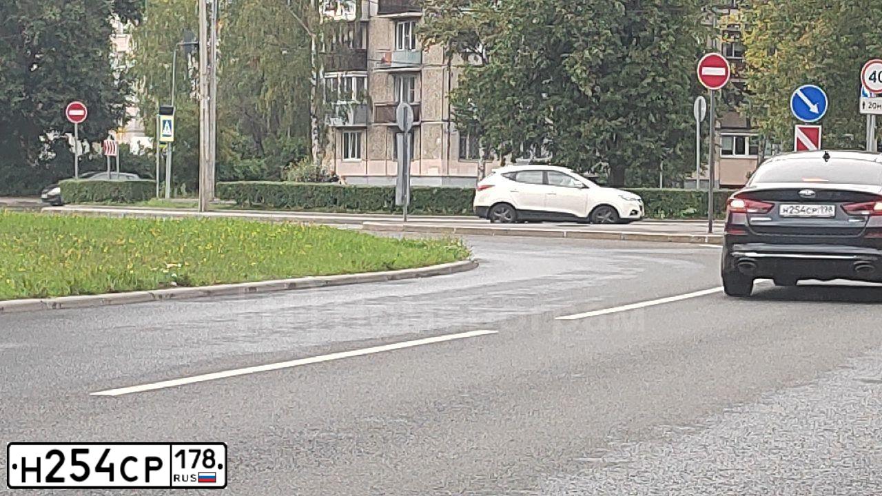 Фото автомобиля MERCEDES C-KLASSE, 2013 — госномер Е517НН136. Цвет: Белый