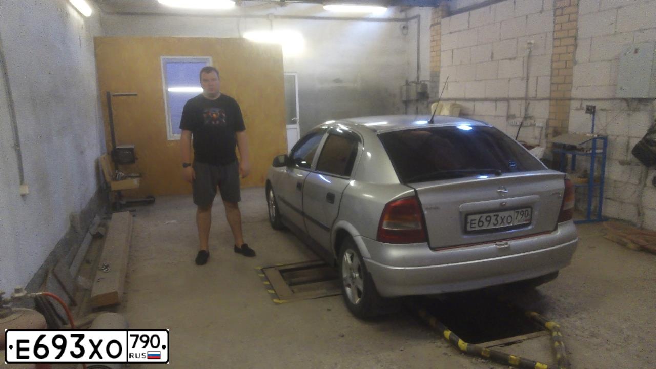 Фото автомобиля OPEL ASTRA, 2003 — госномер Е693ХО790. Цвет: Серебристый