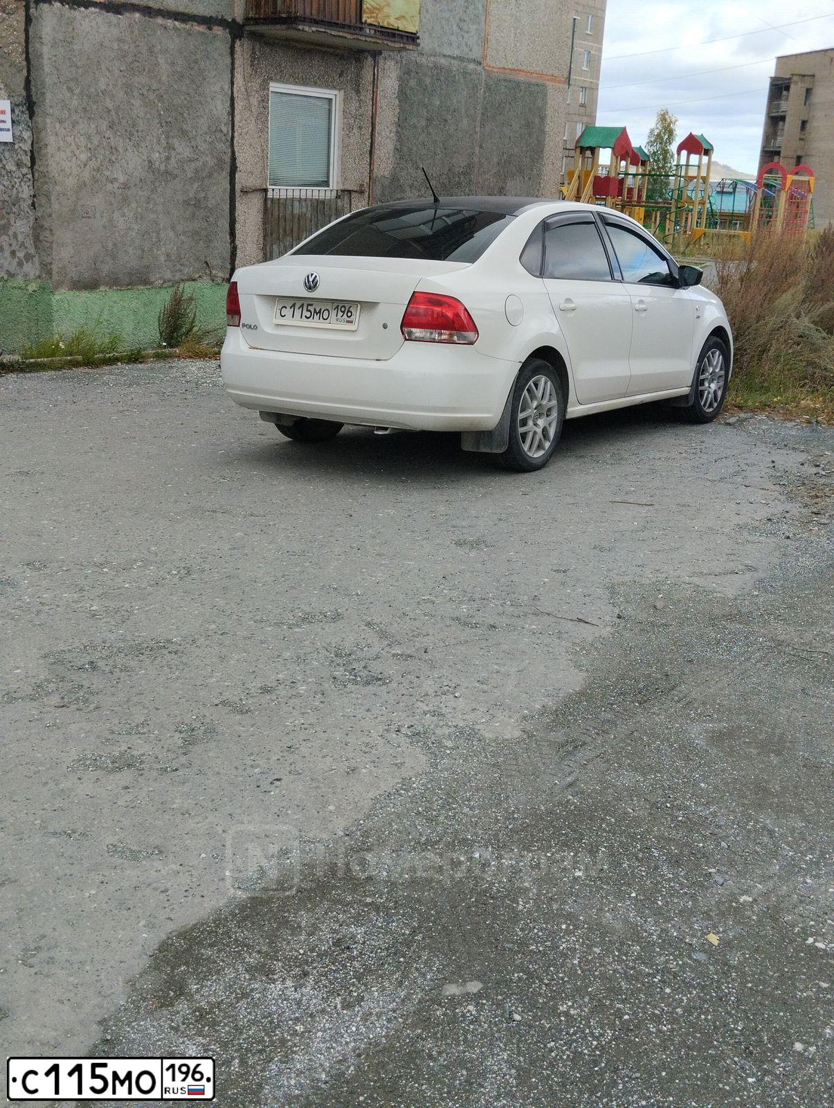 Фото автомобиля VOLKSWAGEN POLO, 2013 — госномер Х600ХА96. Цвет: Белый