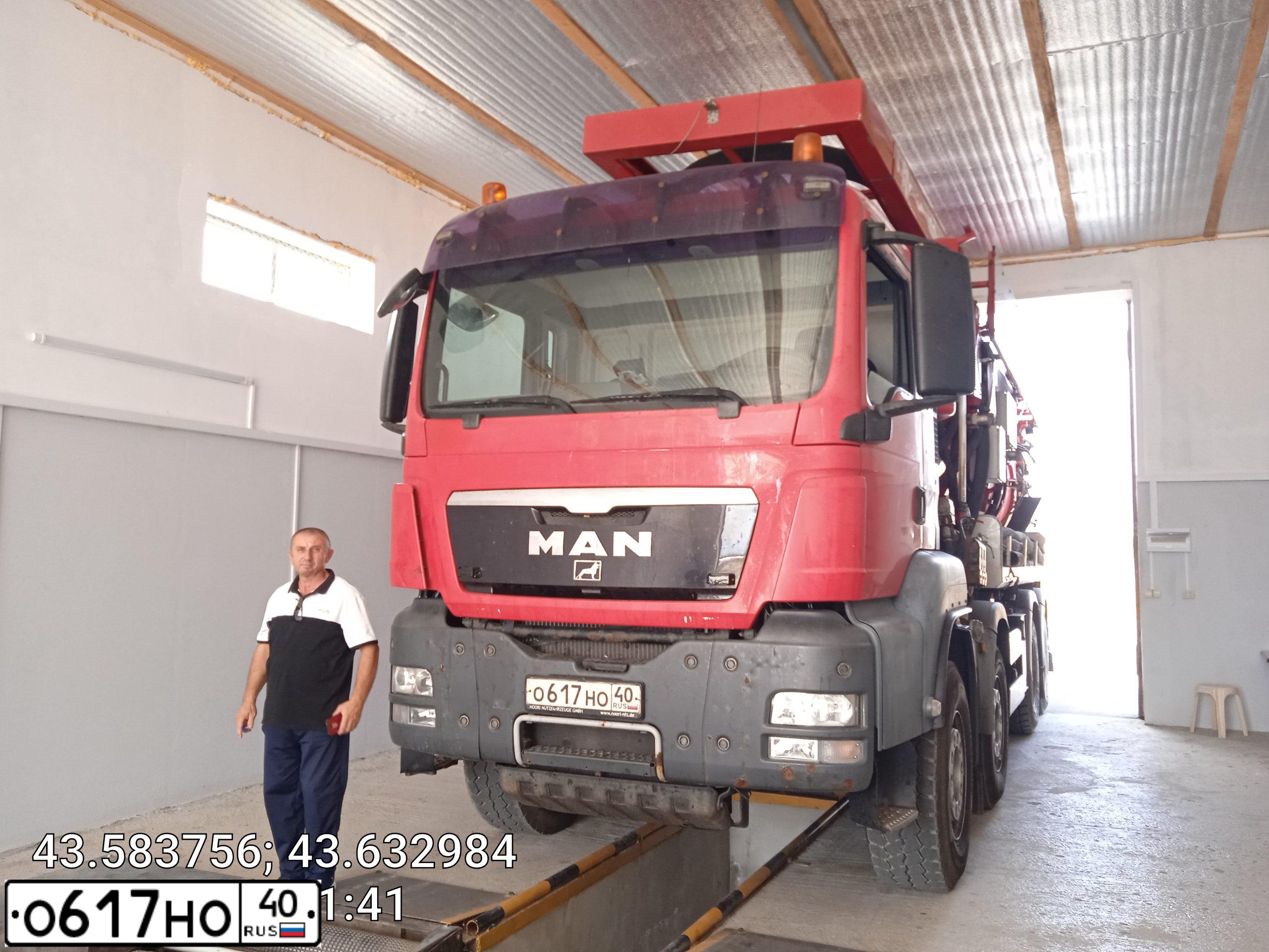 Фото автомобиля MAN TGA 41.XXX /8X4/, 2008 — госномер О353ХУ154. Цвет: Красный