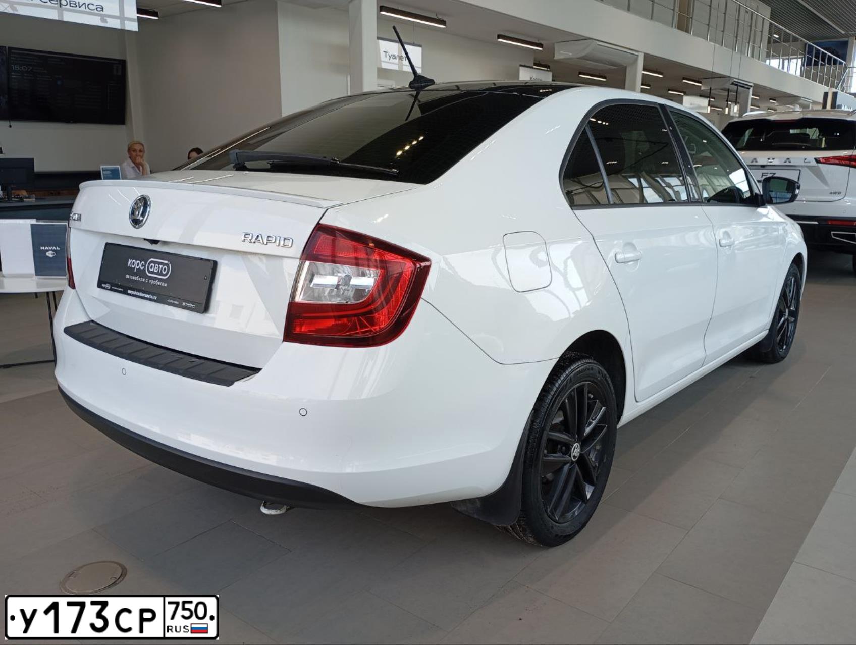 Фото автомобиля SKODA RAPID, 2018 — госномер У173СР750. Цвет: Белый