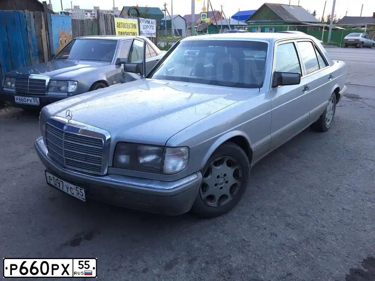 Фото автомобиля MERCEDES E-KLASSE, 1987 — госномер Е664ЕМ55. Цвет: СВЕТЛО-БЕЖЕВЫЙ