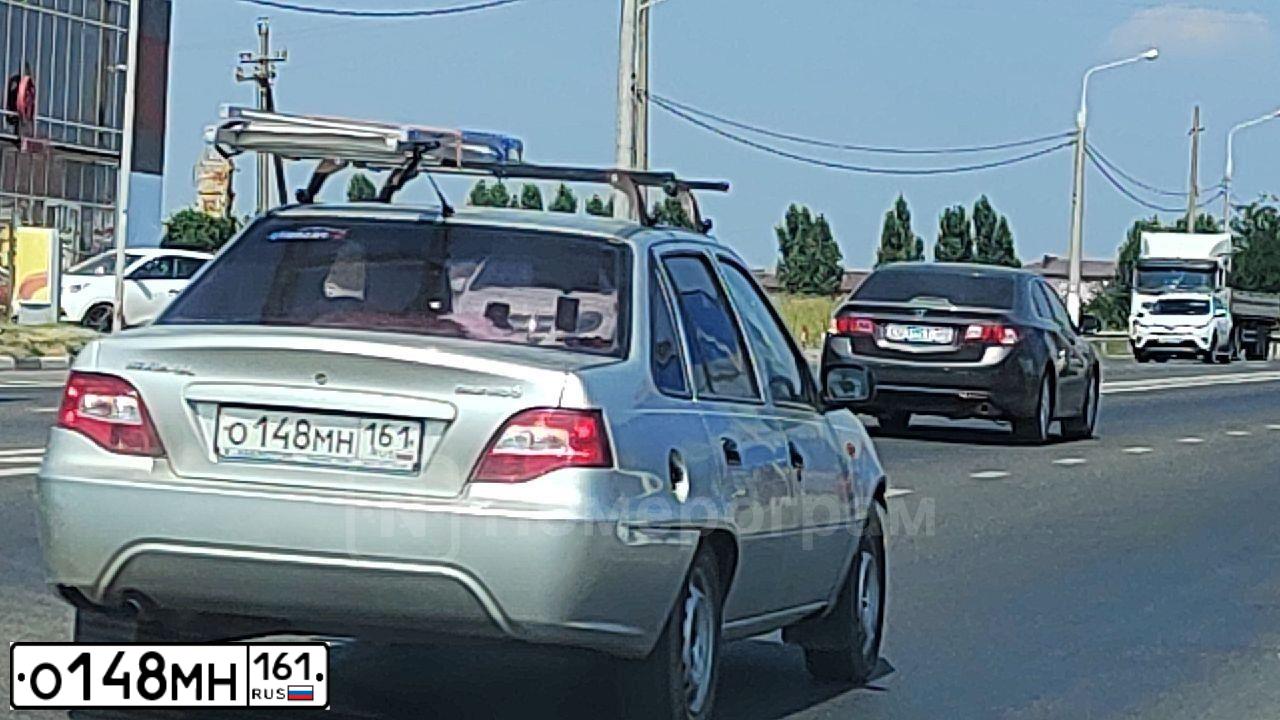 Фото автомобиля DAEWOO NEXIA, 2008 — госномер О148МН161. Цвет: серебристый