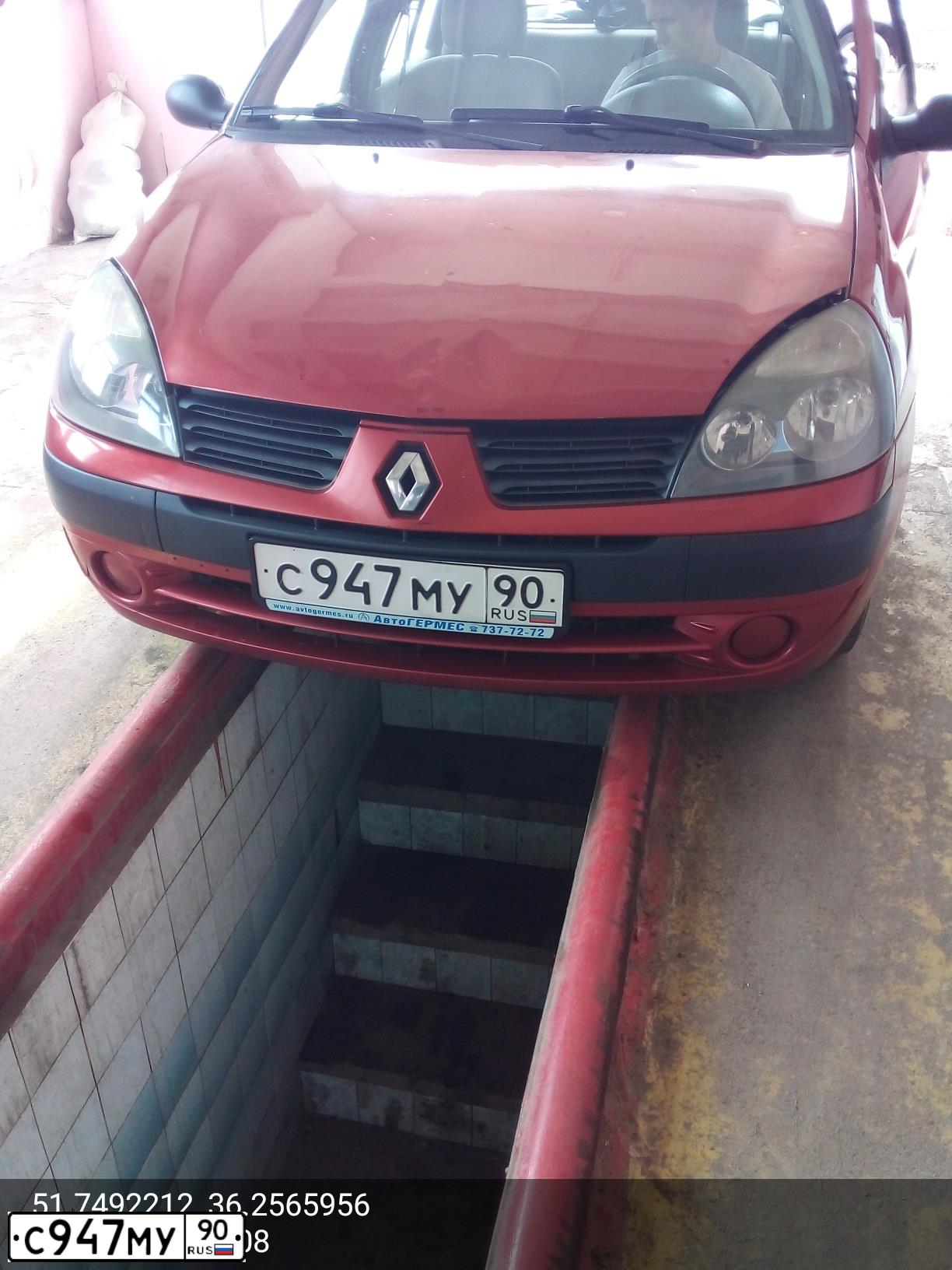 Фото автомобиля RENAULT SYMBOL, 2006 — госномер О885ОН46. Цвет: Красный