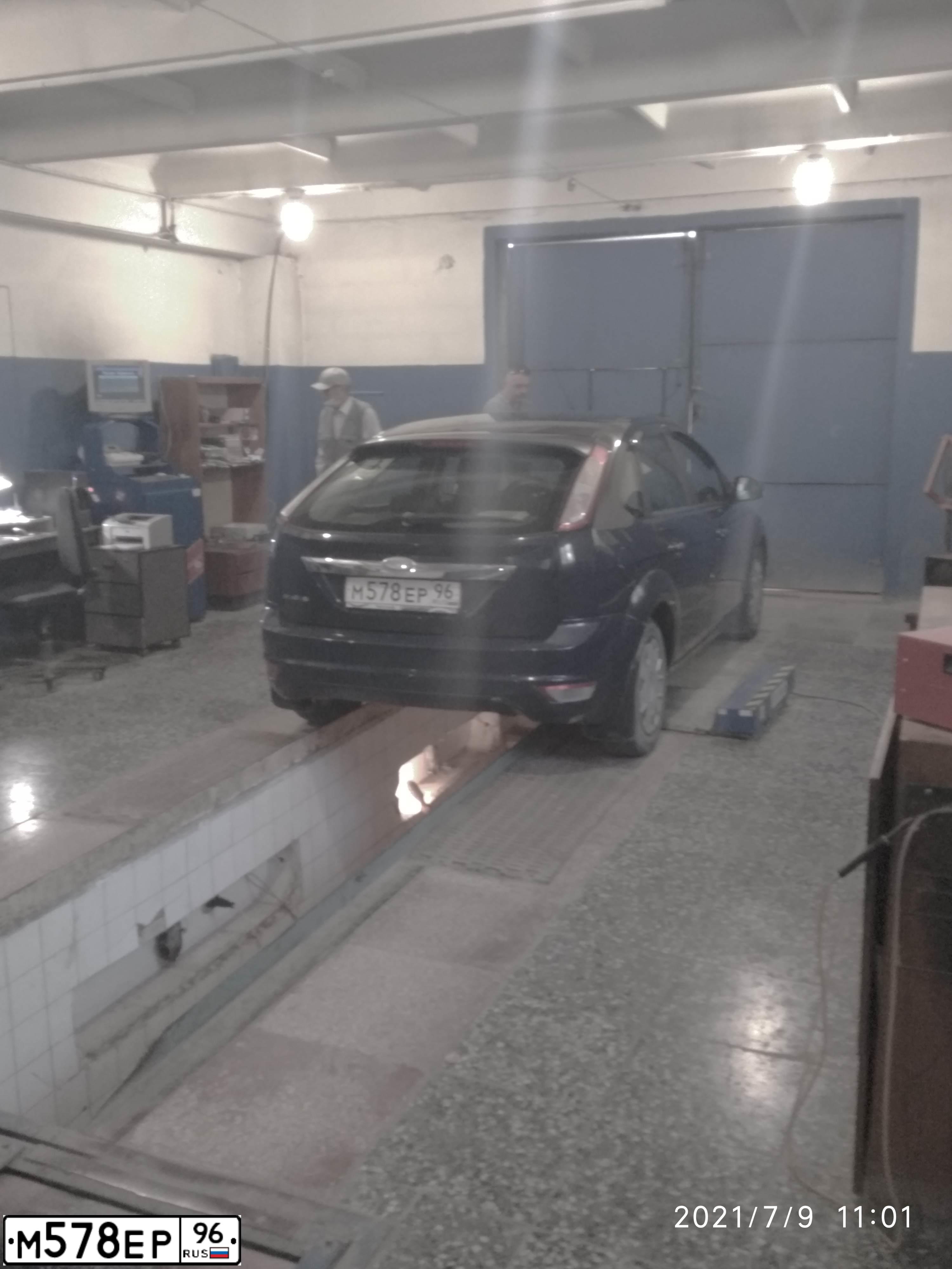 Фото автомобиля FORD FOCUS, 2004 — госномер М509ЕР96. Цвет: ТЕМНО-СИНИЙ