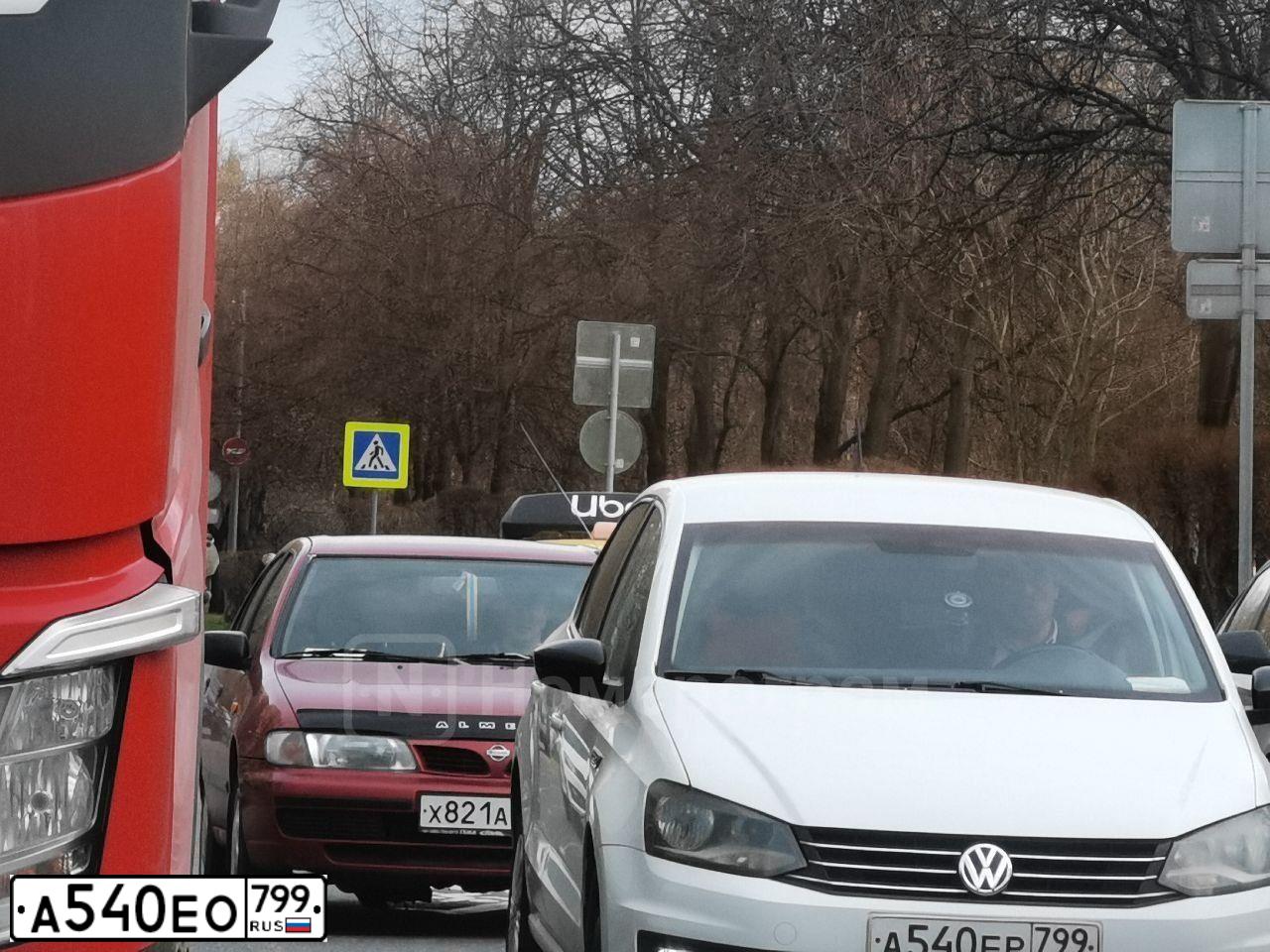 Фото автомобиля VOLKSWAGEN POLO, 2018 — госномер Е007УН790. Цвет: ЧЕРНЫЙ