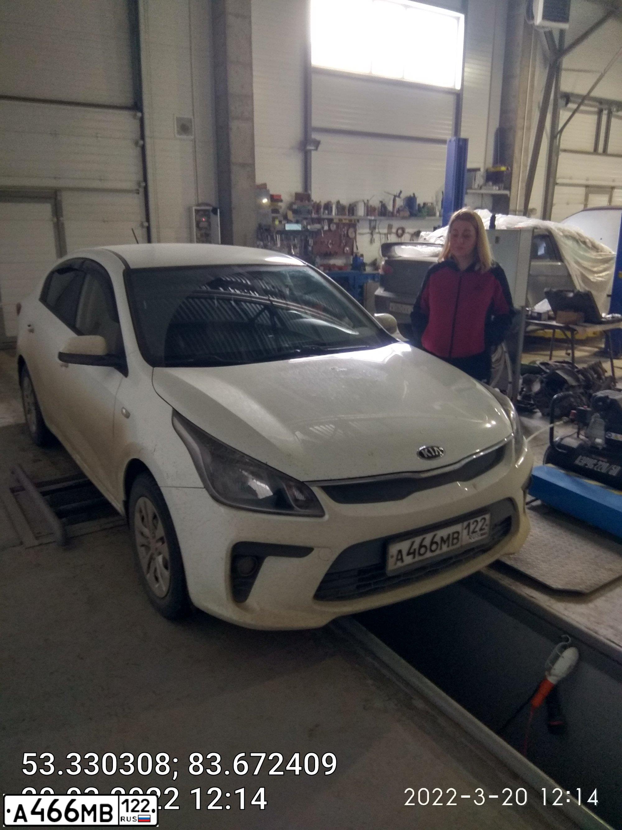 Фото автомобиля KIA RIO, 2018 — госномер А466МВ122. Цвет: БЕЛЫЙ ЖЕЛТЫЙ СЕРЫЙ