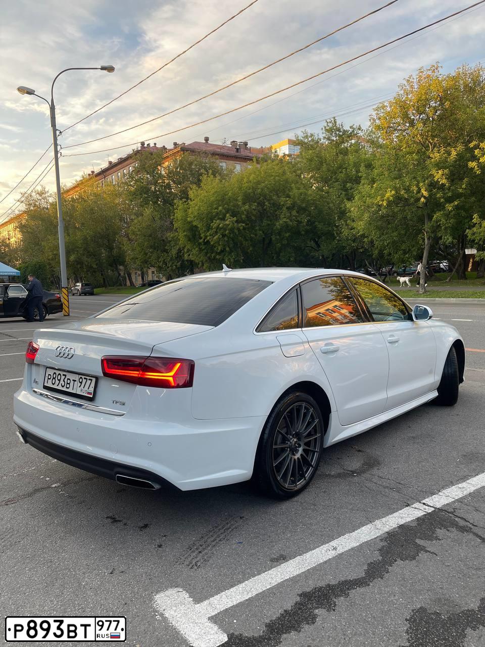 Фото автомобиля AUDI A6, 2017 — госномер Р893ВТ977. Цвет: Белый
