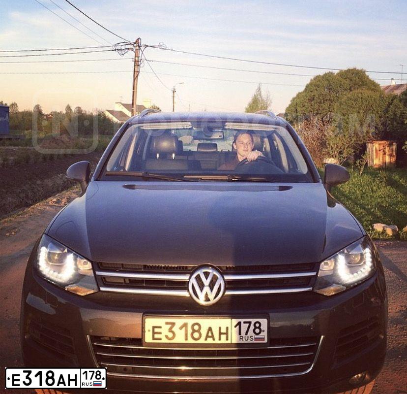 Фото автомобиля VOLKSWAGEN TOUAREG, 2010 — госномер Е318АН178. Цвет: ЧЕРНО-СЕРЫЙ