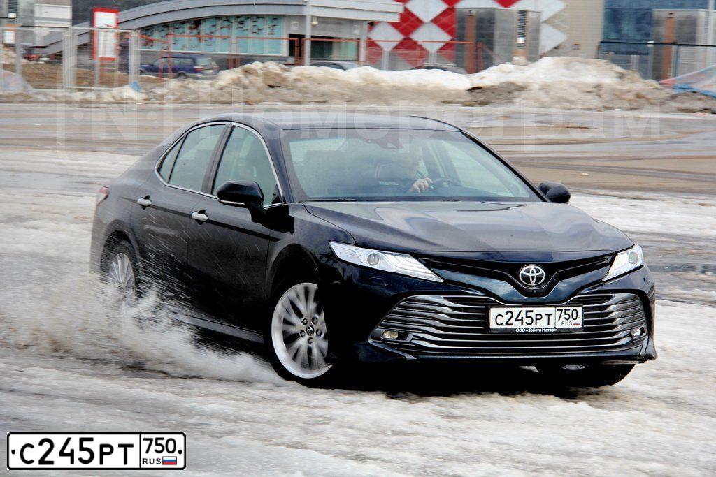 Фото автомобиля TOYOTA CAMRY, 2018 — госномер С245РТ750. Цвет: ТЕМНО-СИНИЙ МЕТАЛЛИК