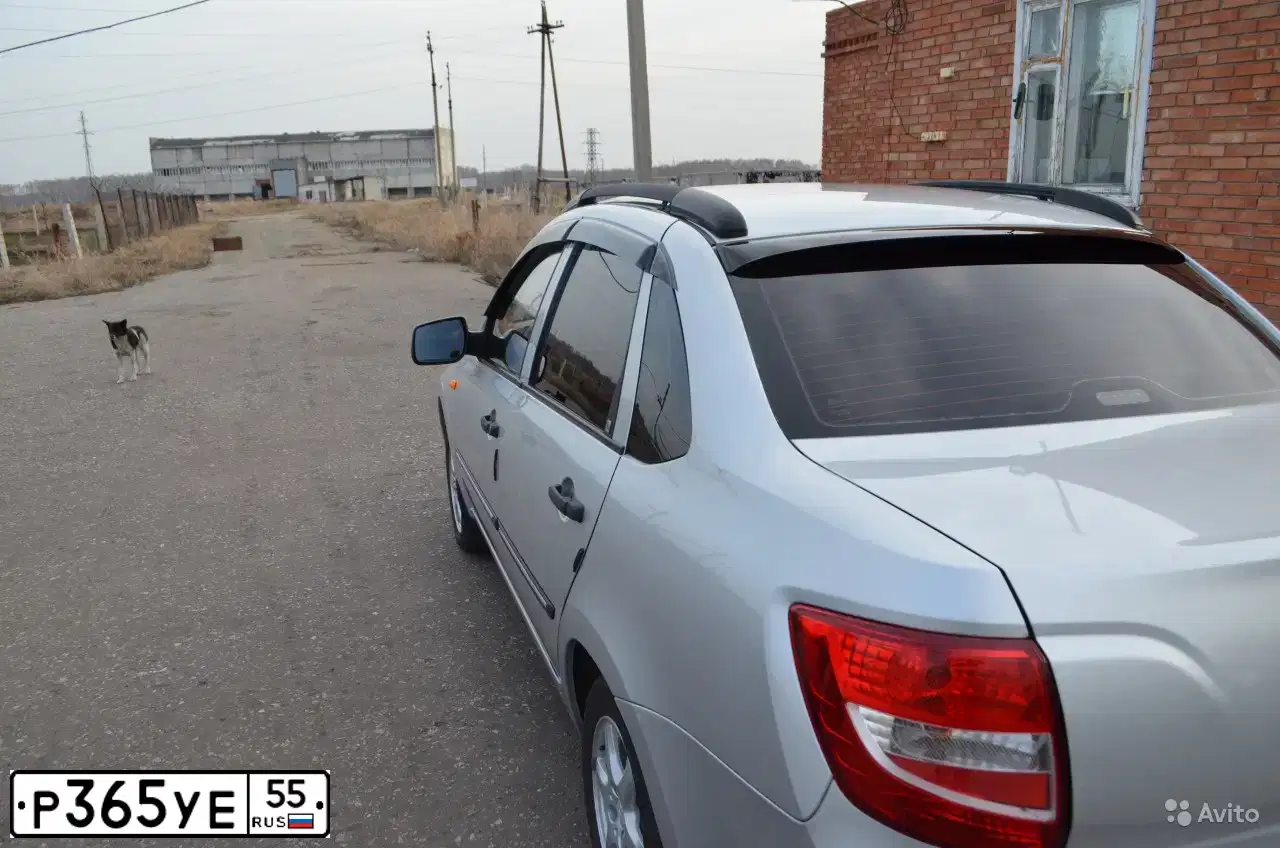 Фото автомобиля LADA 2190 GRANTA, 2012 — госномер Р365УЕ55. Цвет: Серебристый